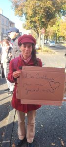 personne portant une pancarte "des cardiologues pour ma grand-mère"