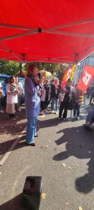 La Camarade STEPHANIE2026 s'adresse au Peuple sous un barnum CGT.