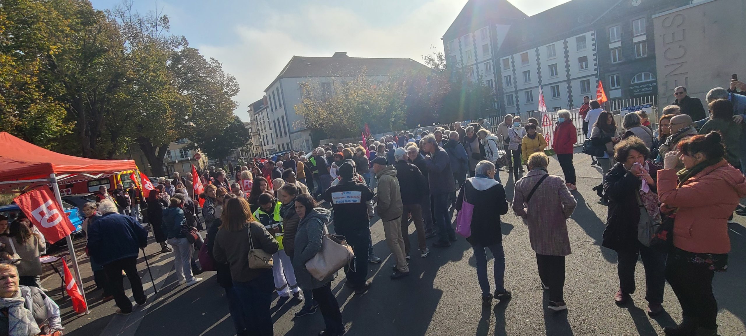 Rassemblement devant l'hôpital de Riom.
